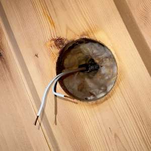 To uisolerte ledninger som stikker ut av en vegg (Foto)