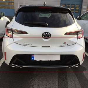 En parkert Toyota Corsa utenfor verkstedet sett bakfra (Foto)