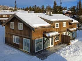 En hytte i snødekte omgivelser (Foto)