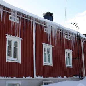 Hus med store istapper