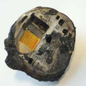 En oppbrent røykvarsler redusert til en liten smeltet, svart klump med plast (Foto)