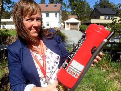 Heidi Tofterå Slettemoen med brannslukningsapparat