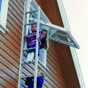 Familie tester brannstige på utsiden av hus