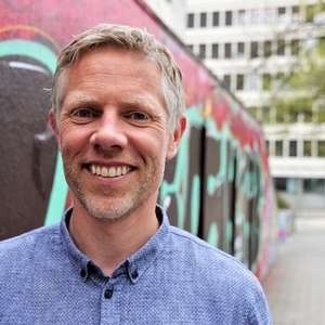 Anders Dræge smiler til kamera (Foto)