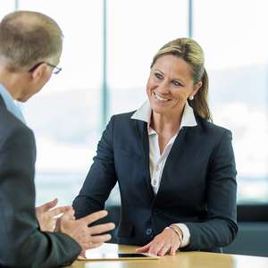 Arbeidsgiver og ansatt i samtale