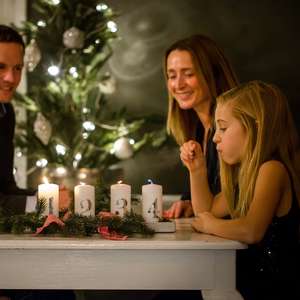 Familie tenner lys i adventstiden