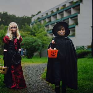 Barn med refleks ute på Halloween.jpg