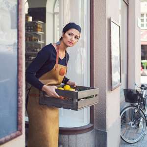 Dame utenfor bedrift med forsikring gjennom Frende