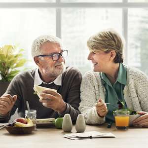 Pensjonistpar med individuell pensjonssparing (IPS) rundt frokostbordet