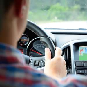 Mann bak rattet i bil
