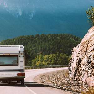 Campingvogn kjører langs veien