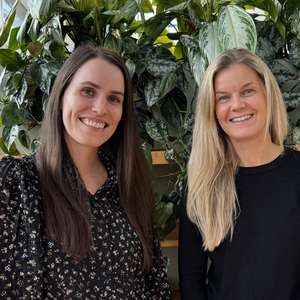 Christina Hiis Bergh og Sofie Danielsen smiler til kamera (Foto)