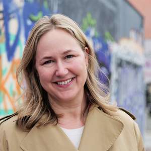 Christine Wald-Jacobsen smiler mot kamera (Foto)