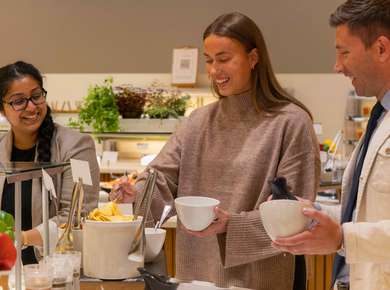 Frendeansatte i kantinen forsyner seg med mat (Foto)