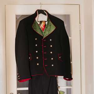 Bunad henger på en kleshenger fra toppen av en dør (Foto)