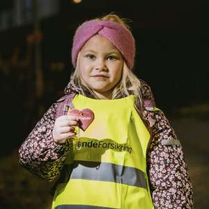 Jente holde hjerterefleks