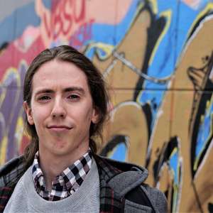 David Eduardo Mellum smiler til kamera (Foto)