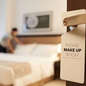 Ansatt rere opp sengen på hotellrom