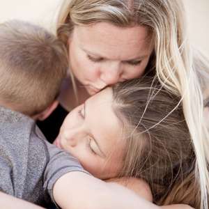 Familie som har opplevd dødsfall tar vare på hverandre.