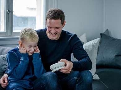 Sønn og far sjekker batteriet i røykvarsleren