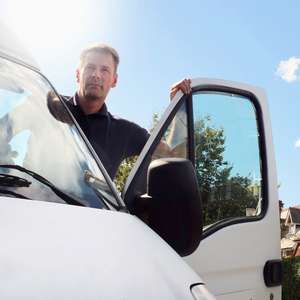 Mann i døren på firmabil forsikret i Frende