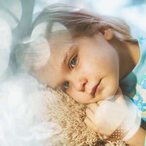 Et sykt barn stirrer framfor seg (Foto)