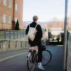 Frende ung_mann på sykkel_Erlend Viksand.jpg