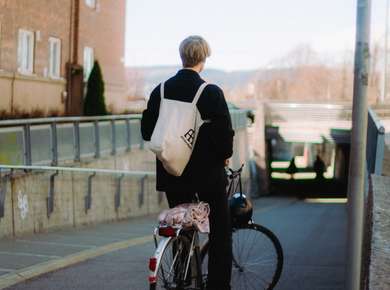 Frende ung_mann på sykkel_Erlend Viksand.jpg