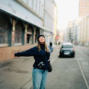 Frende ung_på gaten_Erlend Viksand.jpg