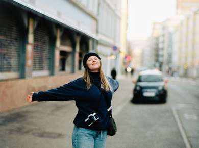 Frende ung_på gaten_Erlend Viksand.jpg