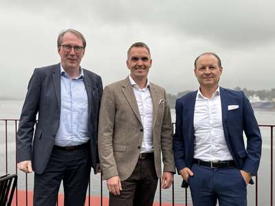 Gunnar Hareide, Bjarte Vindenes og Erik Bjordal smiler sammen til kamera (Foto)