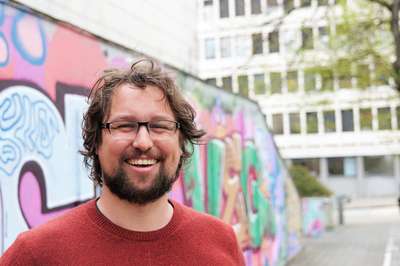 Håkon Heggernes Lerring smiler mot kamera (Foto)