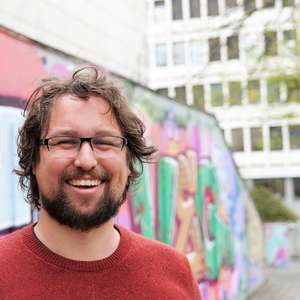 Håkon Heggernes Lerring smiler mot kamera (Foto)