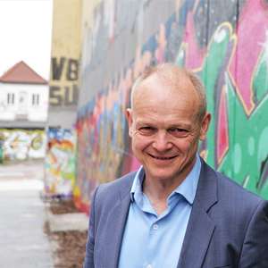 Hallvard Natvik smiler til kamera (Foto)