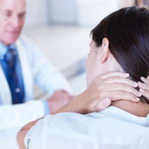 Dame hos legen med vondt i nakken