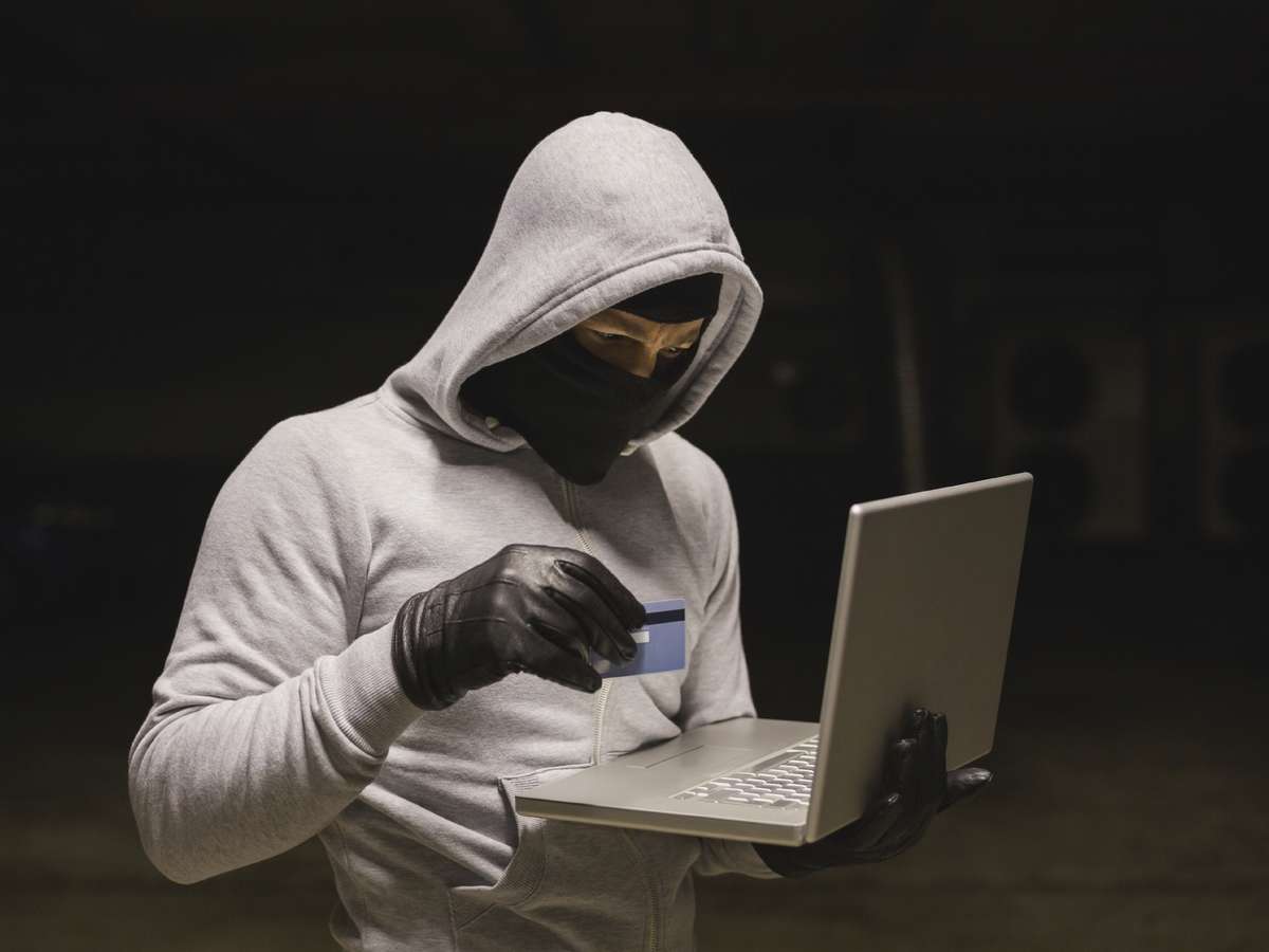 Illustrasjon av ID-tyv foran PC