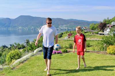 Elias og faren Stian spiller fotball i hagen