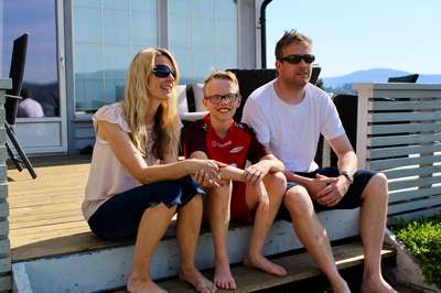 Elias sammen med foreldrene Rannveig og Stian hjemme på Osterøy