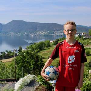 Elias i hagen hjemme på Osterøy