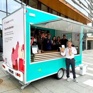 Vegard Styve viser fram en nylig kjøpt toast fra Toastmasters (Foto)