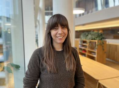 Elisabeth Stenholm smiler til kamera (Foto)