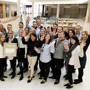 Gruppebilde av de ansatte på kundesenteret til Frende Forsikring som mottar Kundeserviceprisen