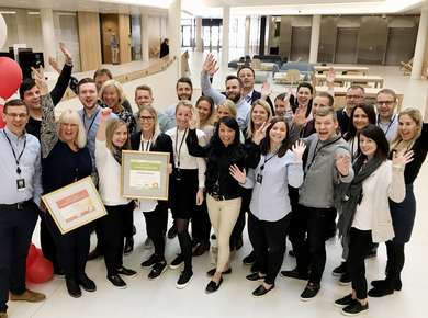 Gruppebilde av de ansatte på kundesenteret til Frende Forsikring som mottar Kundeserviceprisen