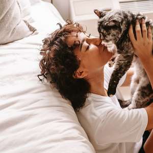 Kvinne og katt. Foto.