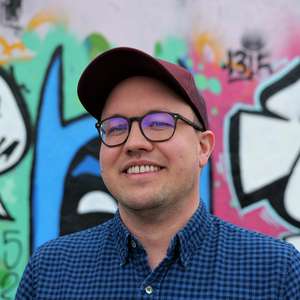 Kjell Iver Breistøl står og smiler til kamera (Foto)