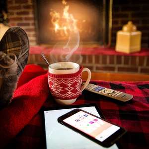 Mann slapper av med fyr i peisen