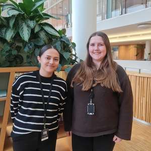 Masterstudentene Susanne Kvame og Malin Gustavson smiler mot kamera i Jonsvollsbygget (Foto)