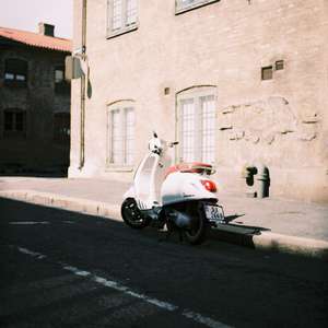 Moped som står parkert utenfor en bygning