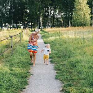 Mor og barn løper på sti.jpg