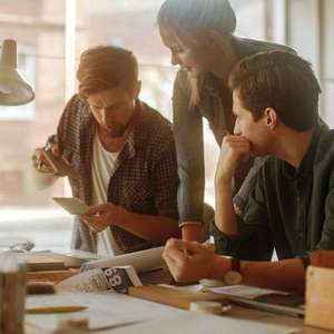 Kollegaer samarbeider om å ta en avgjørelse om materialvalg (Foto)